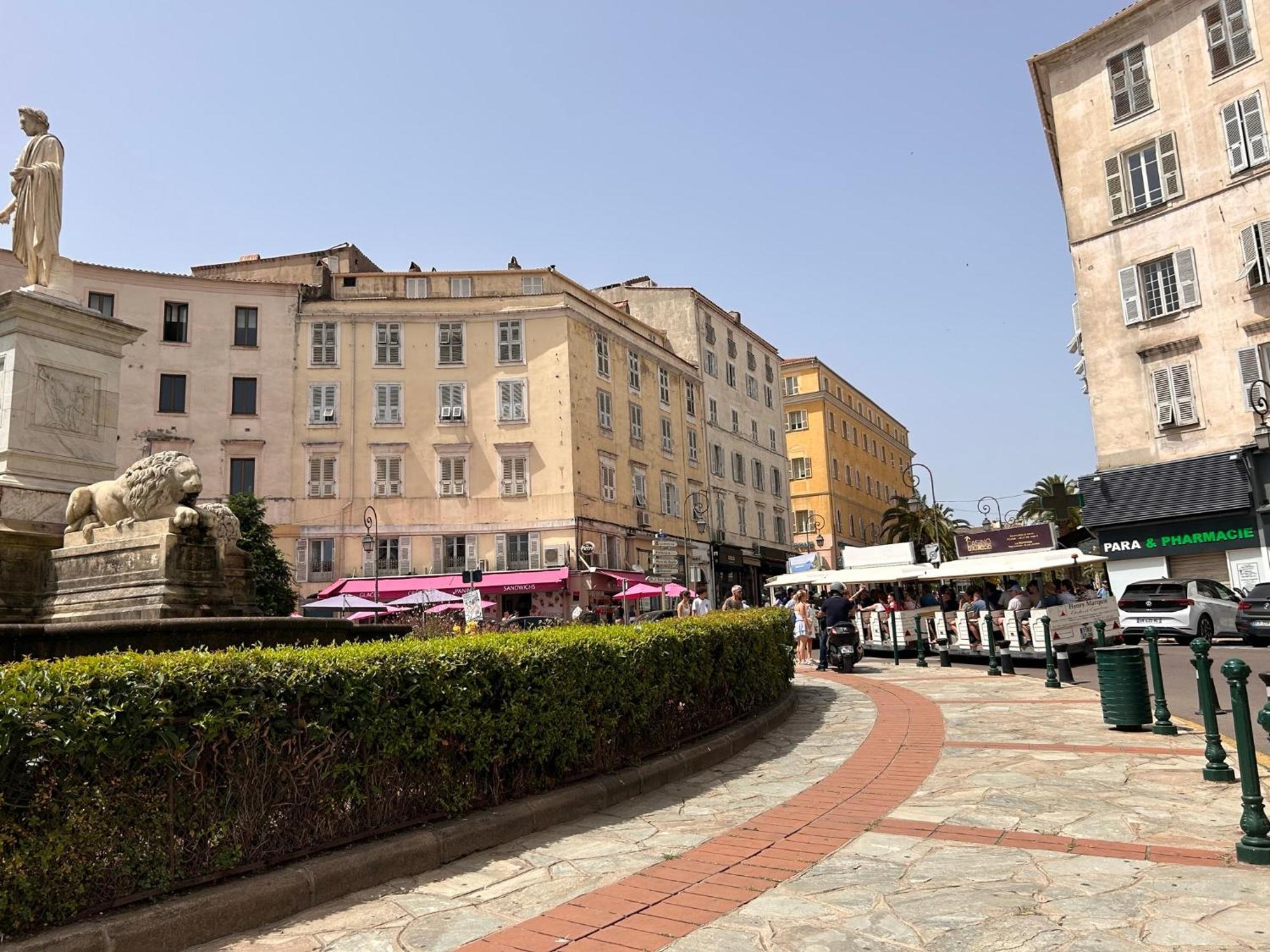 Appartement Cosy Centre Ajaccio อฌักซิโอ้ ภายนอก รูปภาพ